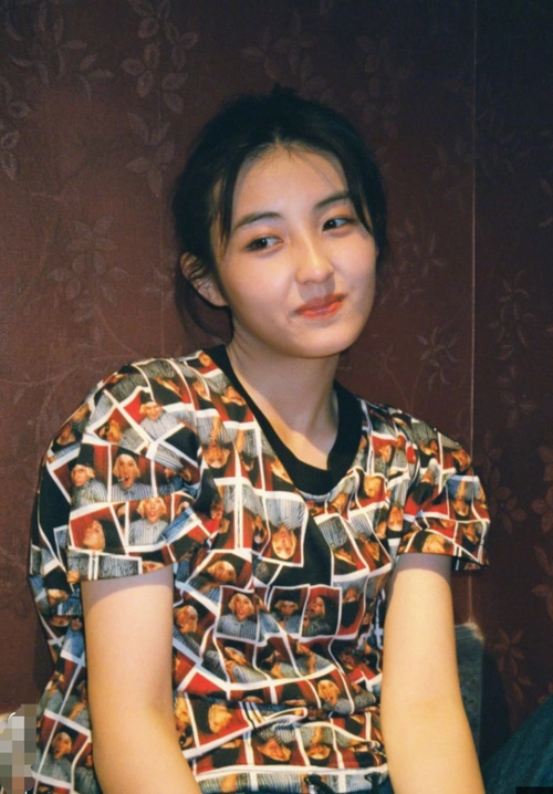 张子枫晒文艺范儿写真,涂鸦短袖上衣搭牛仔裤潮酷十足!