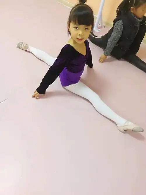 一字马也是每天必须的舞蹈动作!