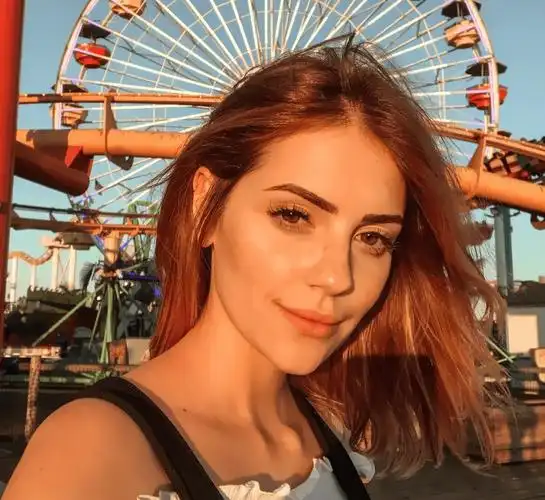 巴西社交名人 宛若止水清秀少女 黑白灰的亲民风穿搭朴实无华_queiroz