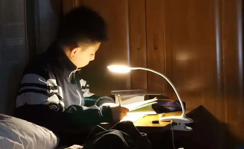 2018-12月14号,我在陪着大孙子写作业,孙子喜欢夜深人静的时间学习!