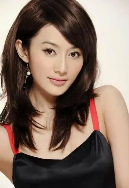 黄晓明的新女友硬着头皮大秀性感,网友说黄晓明一向喜欢红脸!