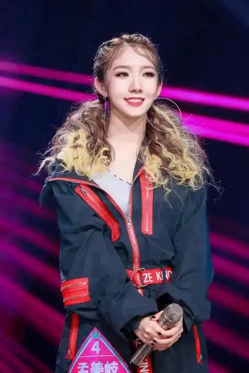 《创造101》孟美岐,美颜轰炸超少女