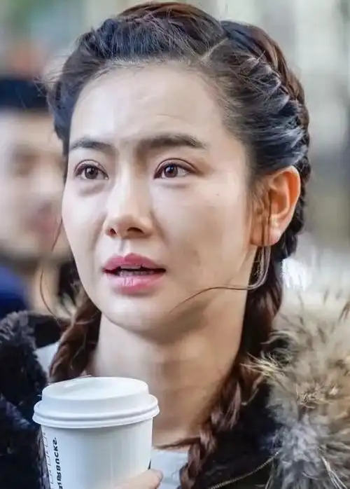 戚薇最真实模样公开,一脸坑洼颈纹明显,平常生活不照镜子吗_形象