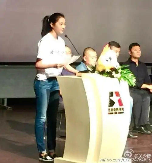 关晓彤代表新生发言 白衣牛仔显青春气息