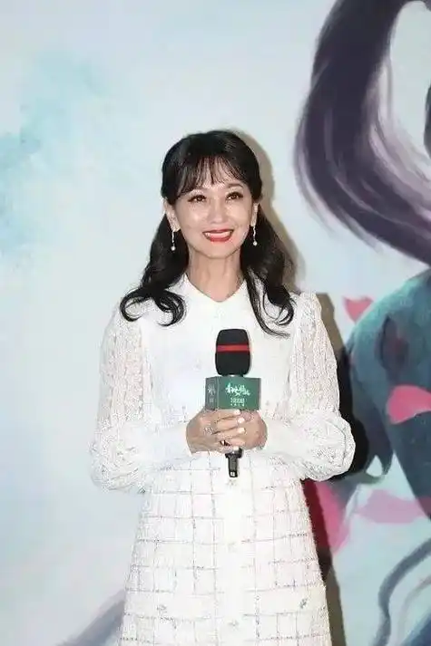 赵雅芝晒70岁生日照,终于肯坦然接受衰老,没美颜皱纹这么真实,但还是