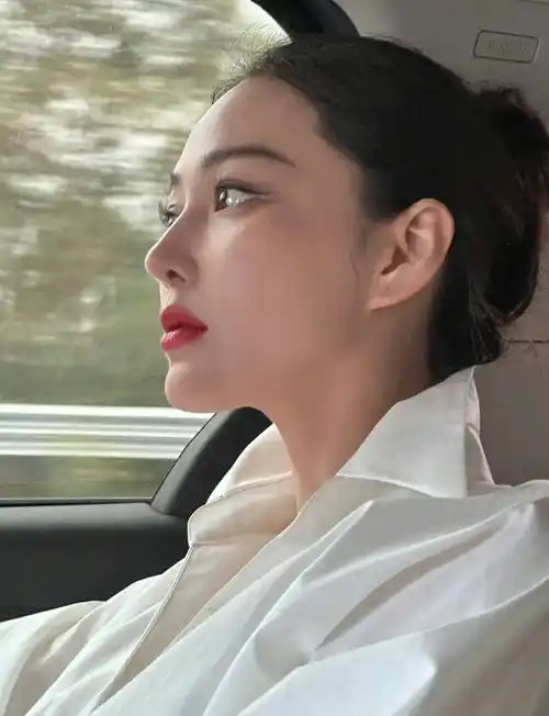 张馨予夸自己颧骨好美,没想到女神也那么自恋!_美女_脸型_风景