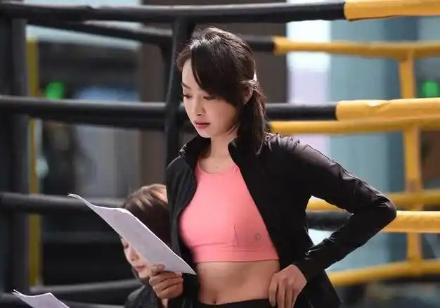 宋茜假期游玩美照曝光腹肌马甲线引无数羡慕