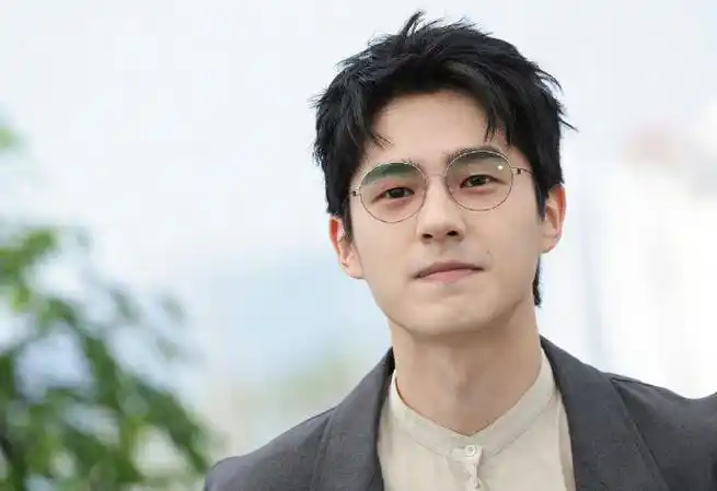 刘昊然插兜回眸笑