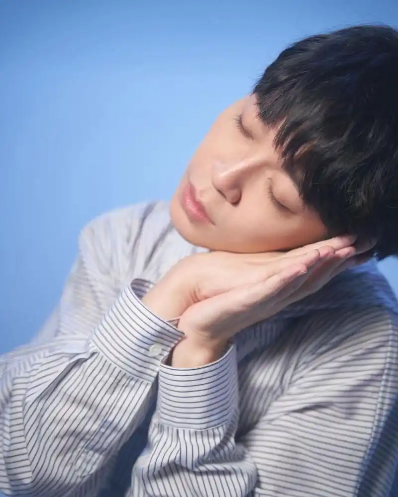 吴青峰晒照并发文提到,《马拉美的星期二》的mv大功告成了.