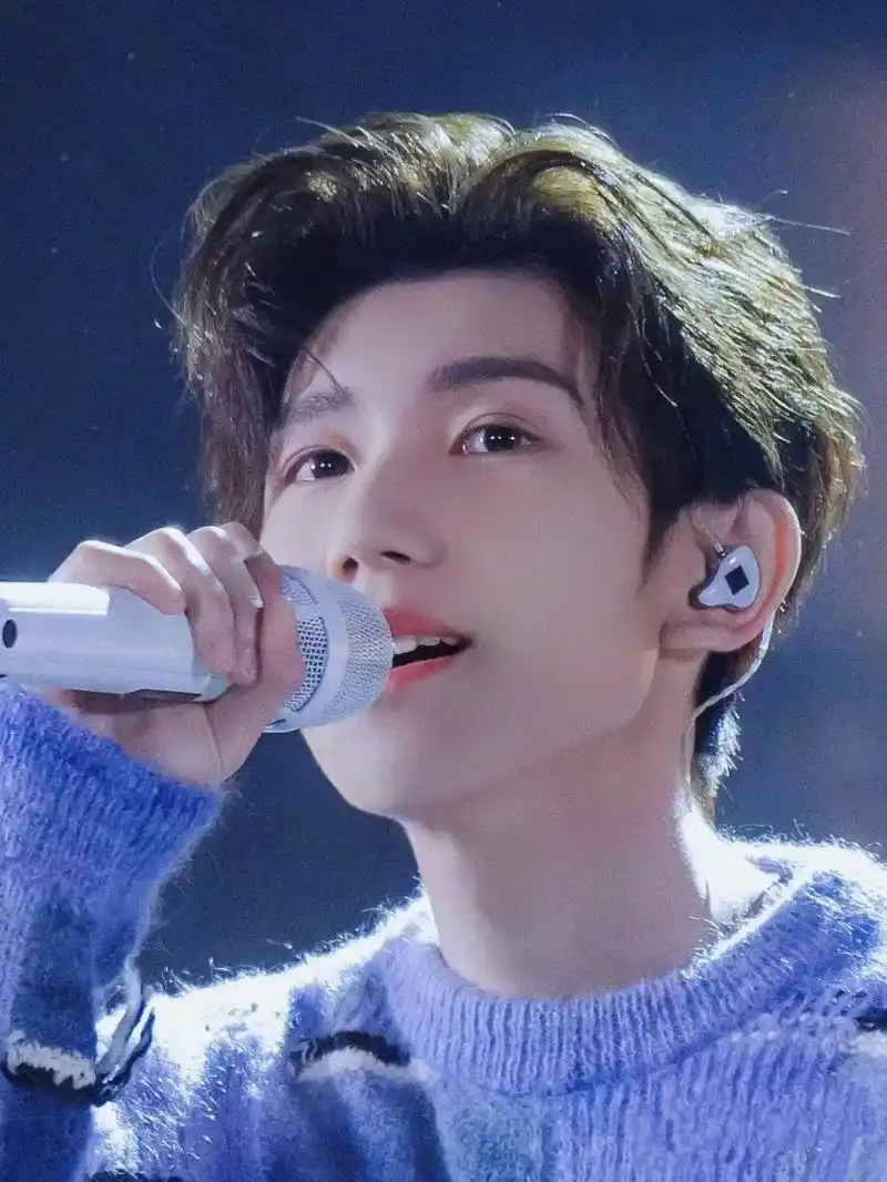 好爱他拿起话筒,眼里有光的自信啊#王源新专辑客厅狂欢 #向全 - 抖音