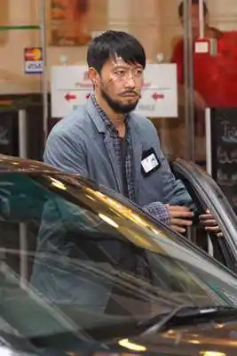 黎明满面胡须闹市取景 围观路人造成塞车(图)