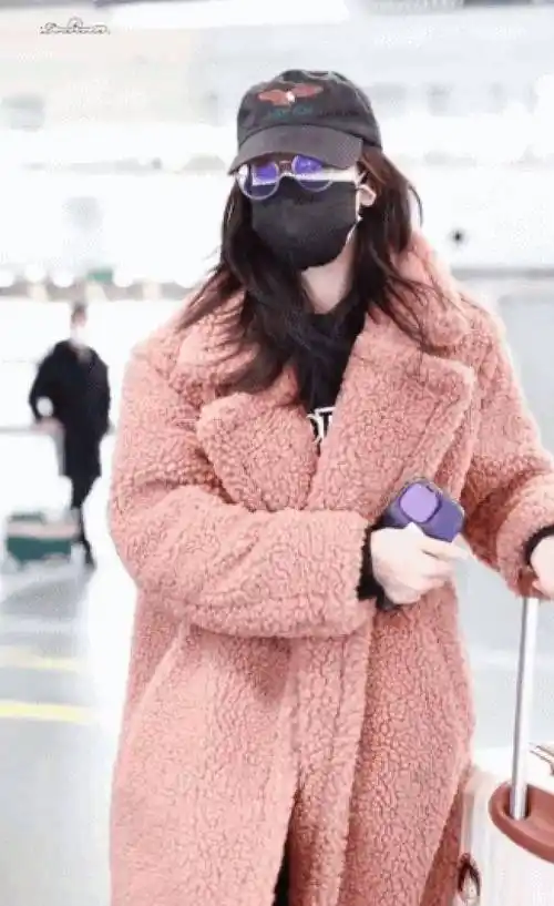 热巴怀孕风波越演越烈,本人现身机场拼命遮肚,大半年没进组拍戏_照片