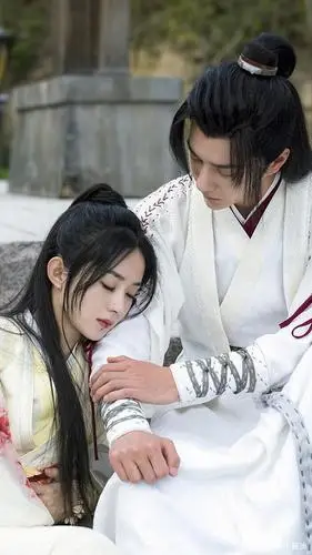 也不知道在忙活啥,剧情有点单一无趣,唯一的看头就是王一博和赵丽颖的