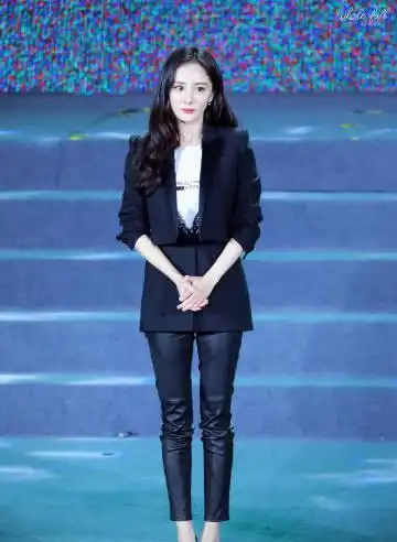 活动杨幂西装皮裤出席电视好演员颁奖典礼网友神评论