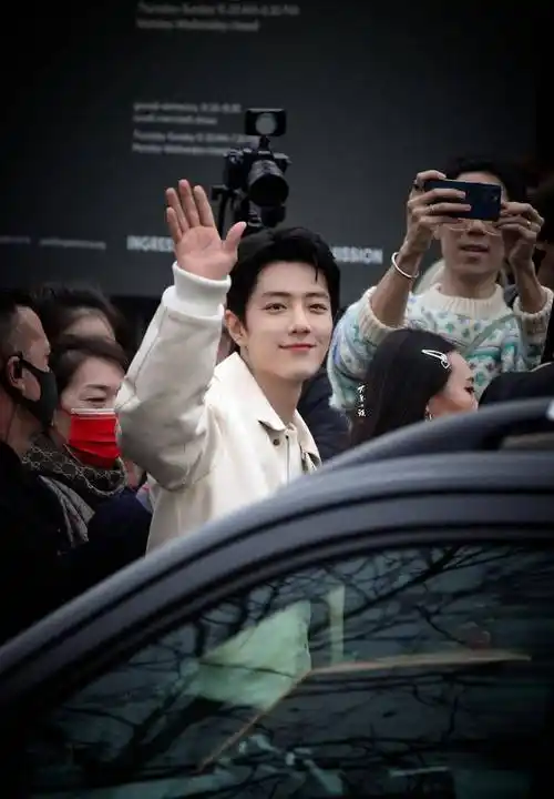 看秀的现场,肖战与tods老板,安娜温图尔(美版vogue的主编,人称女魔头)