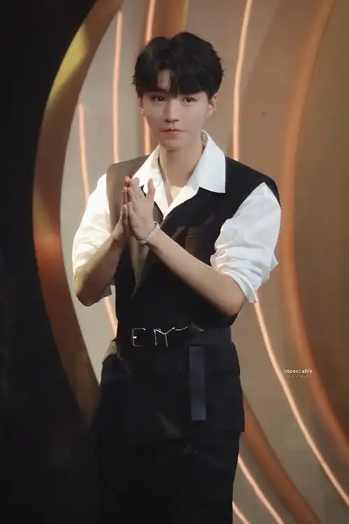 王俊凯#2021那年的微博之夜最简单的造型配最牛逼的脸@tfboys-王俊凯