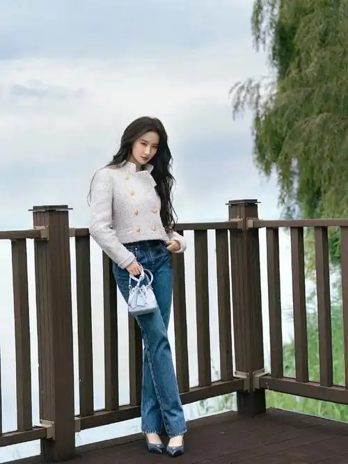 刘亦菲这身粗花呢夹克配高腰牛仔裤穿搭造型,不仅优雅浪漫,还满满的