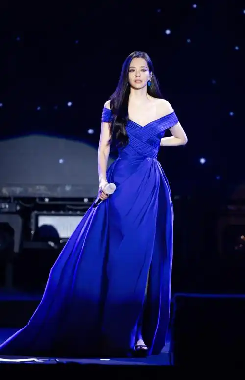 梦想家音乐盛典太好玩啦~阵容也很棒,张靓颖身着蓝色礼服衬得肤色白亮