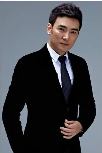 焦恩俊不服老不行,紫t恤配迷彩短裤显沧桑,53岁玩p图腿抢镜