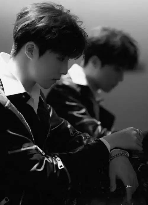 陈立农今日活动造型高清图释出 黑色皮夹克的超a农农