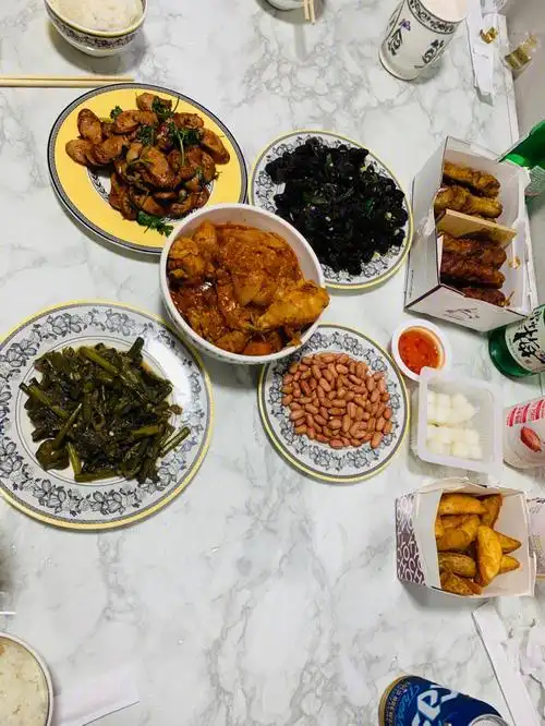 下雨天邀请朋友来家里喝酒