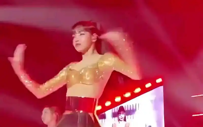 lisa舞蹈已经这么豪放了 难怪去参加疯马秀呢