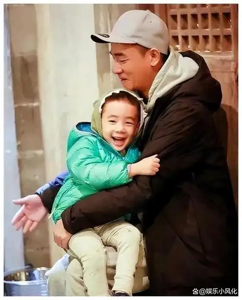 陈小春晒一家四口合影!小小春已长成小正太,二胎性别傻傻分不清