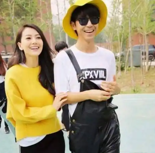 高圆圆产后不急复出抱着女儿外出会友与高妈妈同行身材已恢复