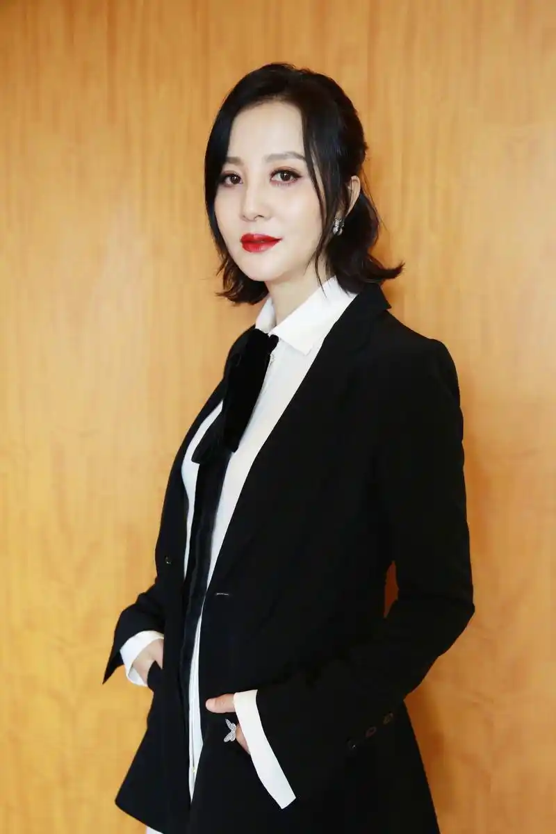 参加第六届重庆青年电影展担任评委,在拍戏的间隙,抽