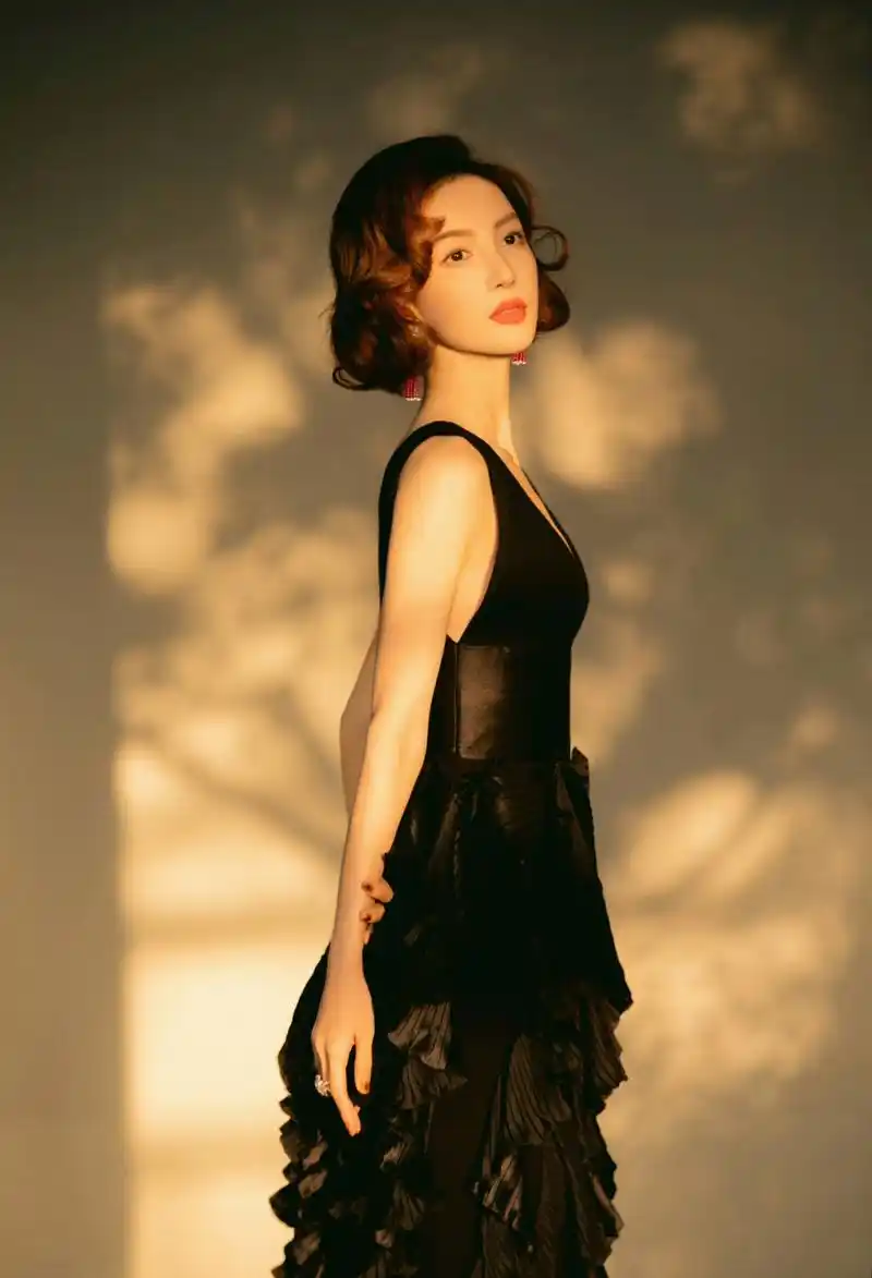 金晨的短发造型好有韵味,精致妩媚,复古洋气,又美又有女人味!