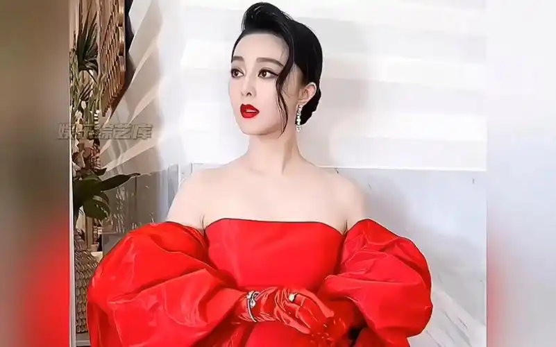 范冰冰 出席amfar戛纳晚宴,一袭红色抹胸裙装一路明艳,朱漾暗涌,勾勒