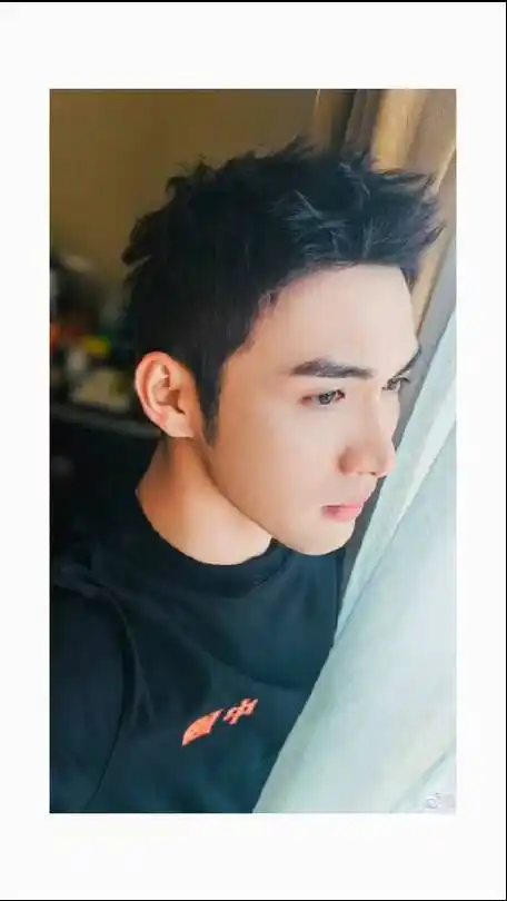 张彬彬晒剪发后自拍