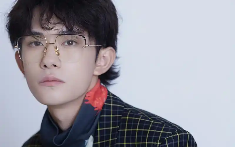 易烊千玺文艺范帅气图片桌面壁纸