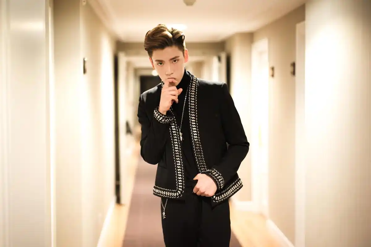 王子异亮相mtv ema颁奖红毯 成亚洲区唯一出席艺人