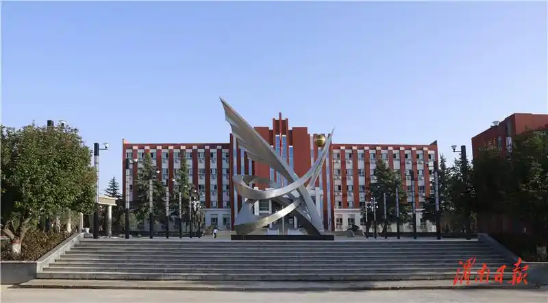 励精图治传薪火一路高歌向远方富平县迤山中学发展纪实