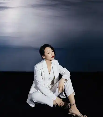 闫妮难得秀女人味蓝色轻纱长裙温柔清新49岁惊艳全场