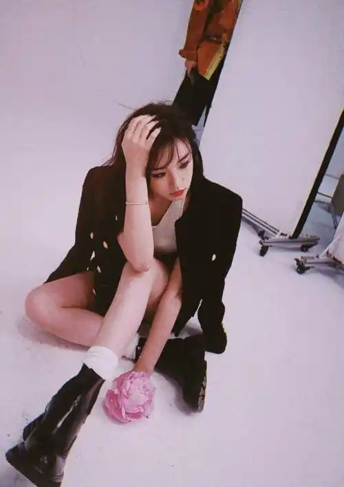 这次是卷发酷酷的宋雨琦,小黑裙身材前配个大蝴蝶结,帅气又温柔_时尚