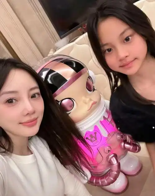 李小璐晒女儿,甜馨不受压岁钱争议影响露甜笑,和爸爸贾乃亮超像