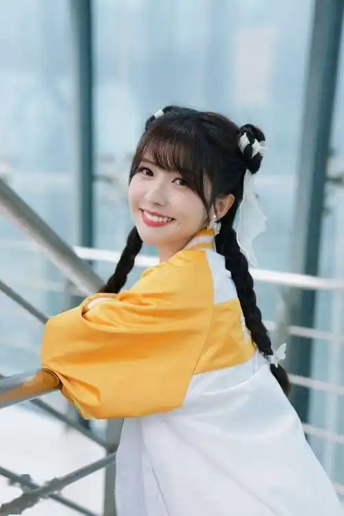 赖美云《哔哩哔哩向前冲》造型写真释出 扎双马尾麻花辫甜美减龄