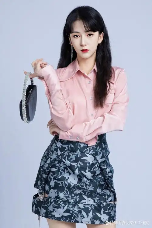 5月13日,由俊雨影视文化工作室曝出,杨晨璐身穿露肩粉色长纱裙,双手