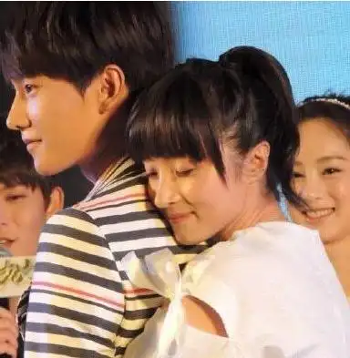 杨洋和张雪迎宣传飘柔广告在《微微一笑很倾城》杨洋和郑爽两人在一起