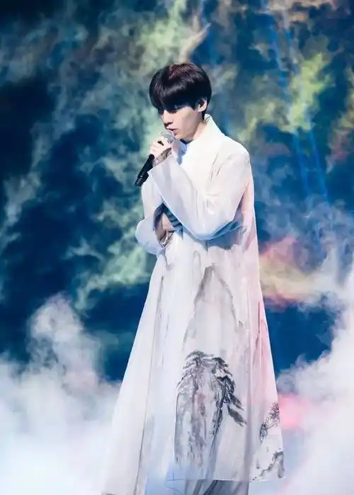 身高177cm的罗云熙在气场上却丝毫不输,虽然没有超级大长腿,但学跳舞