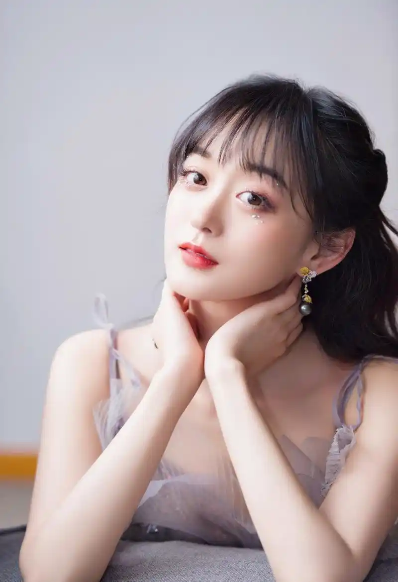 精美图集|何泓姗,甜美可爱,灵气十足