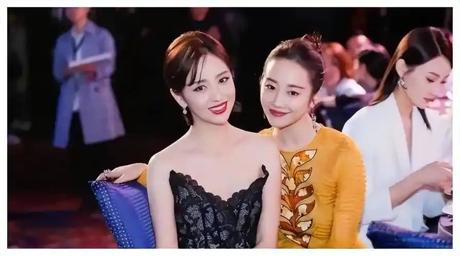 两人在机场嬉戏打闹,一同回家被疑同居_网友_佟丽娅_互动