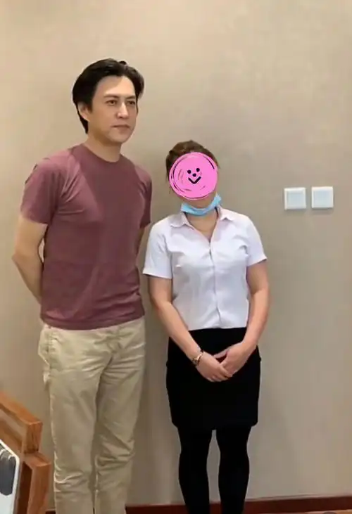 靳东回老家探亲与邻居合影无明星架子接地气人品演技都在线