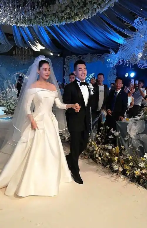 范冰冰李晨分手后,张馨予何捷手拉手现身,有说有笑太甜蜜!