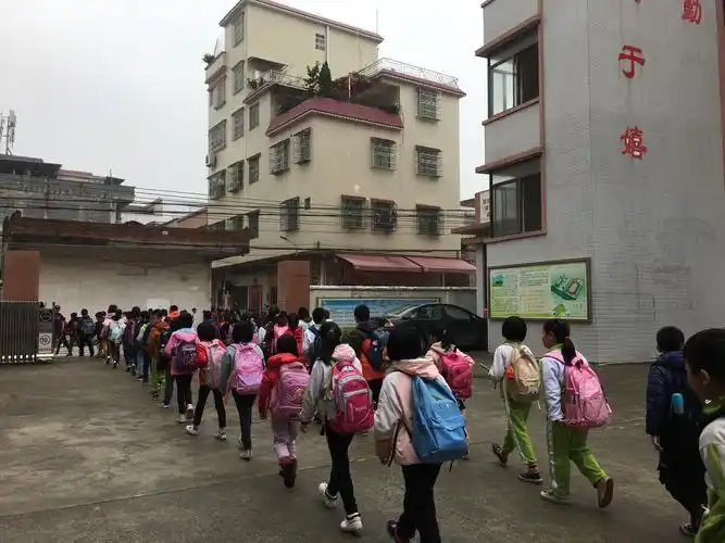 我们的放学队一一 小湘镇中心小学放学队图片展