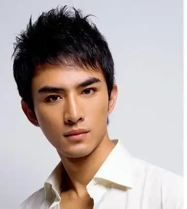 男,瓜子脸,高中生,希望大家给我推荐个帅气稳重成熟的发型