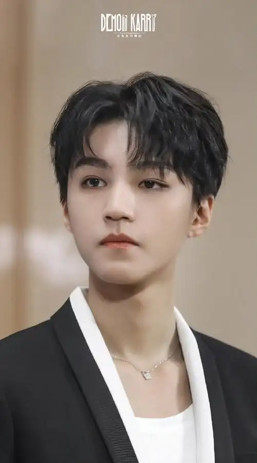 tfboys-王俊凯  回望  图cr:logo 侵删