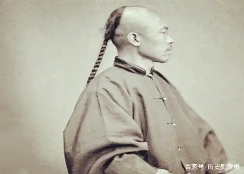 老照片清朝男人的辫子图2外国人揪着中国人辫子炫耀